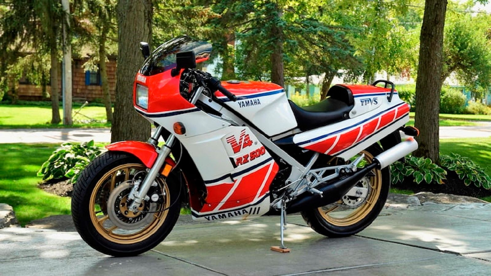 A parked 1984 Yamaha RD500LC YPVS